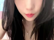 Китайская красавица мастурбирует на кровати