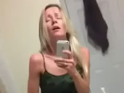 Блондинка крошечная тинка играет с киской